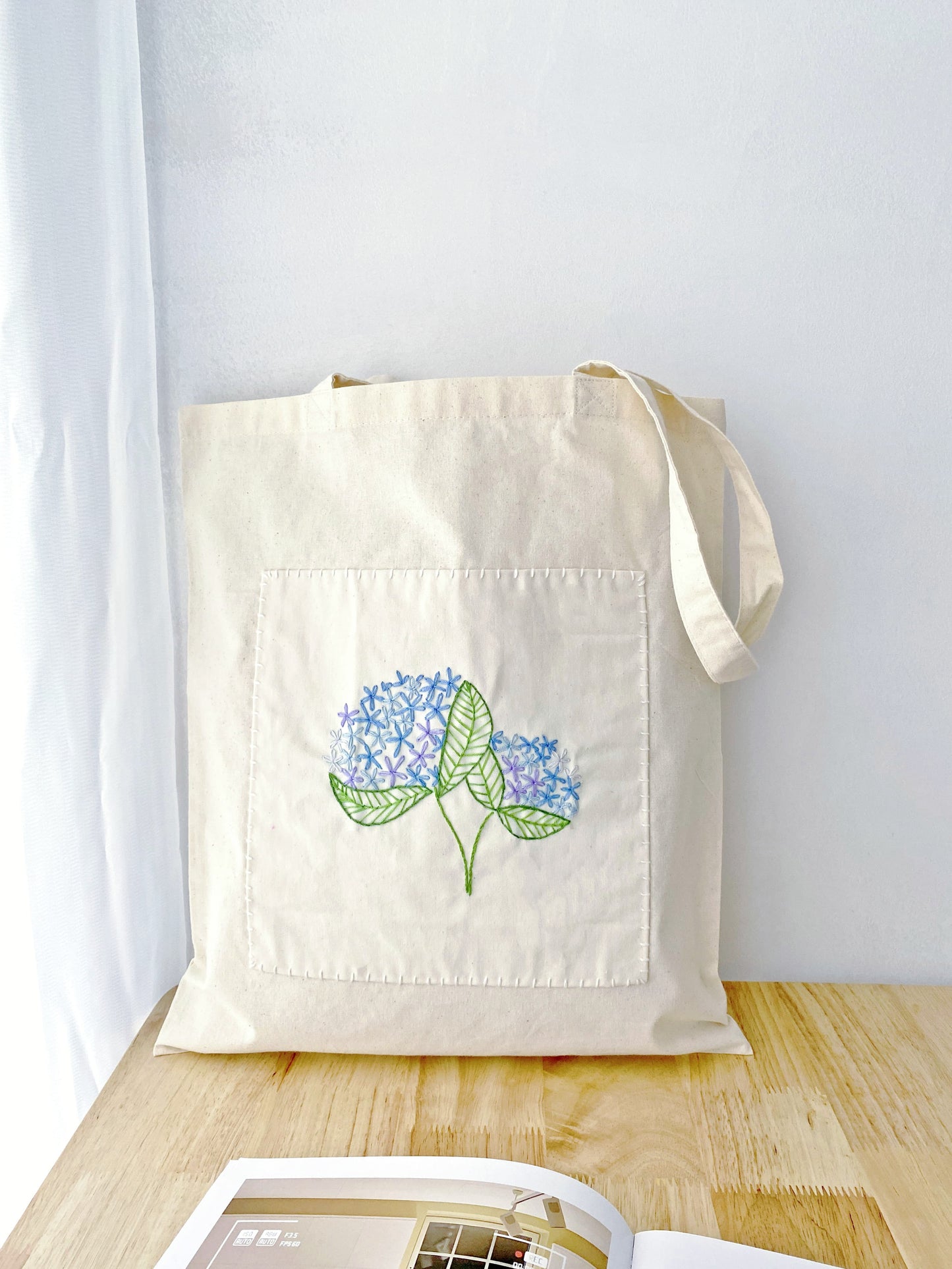 Unique gift idea: Beige tote with DIY-inspired embroidery