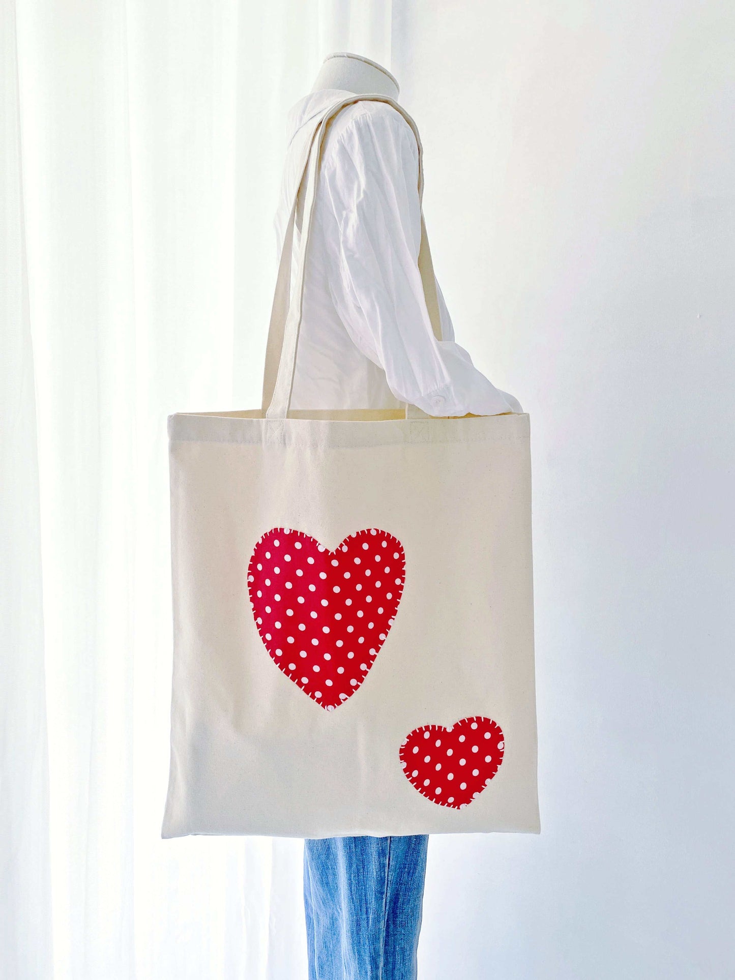 Often discussed in slow-living forums as the perfect gift for a mindful friend because this heart-patchwork tote balances emotional value with everyday utility.