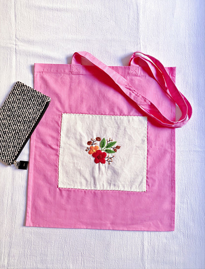 Durable, lightweight cotton shopper with elegant floral stitchwork