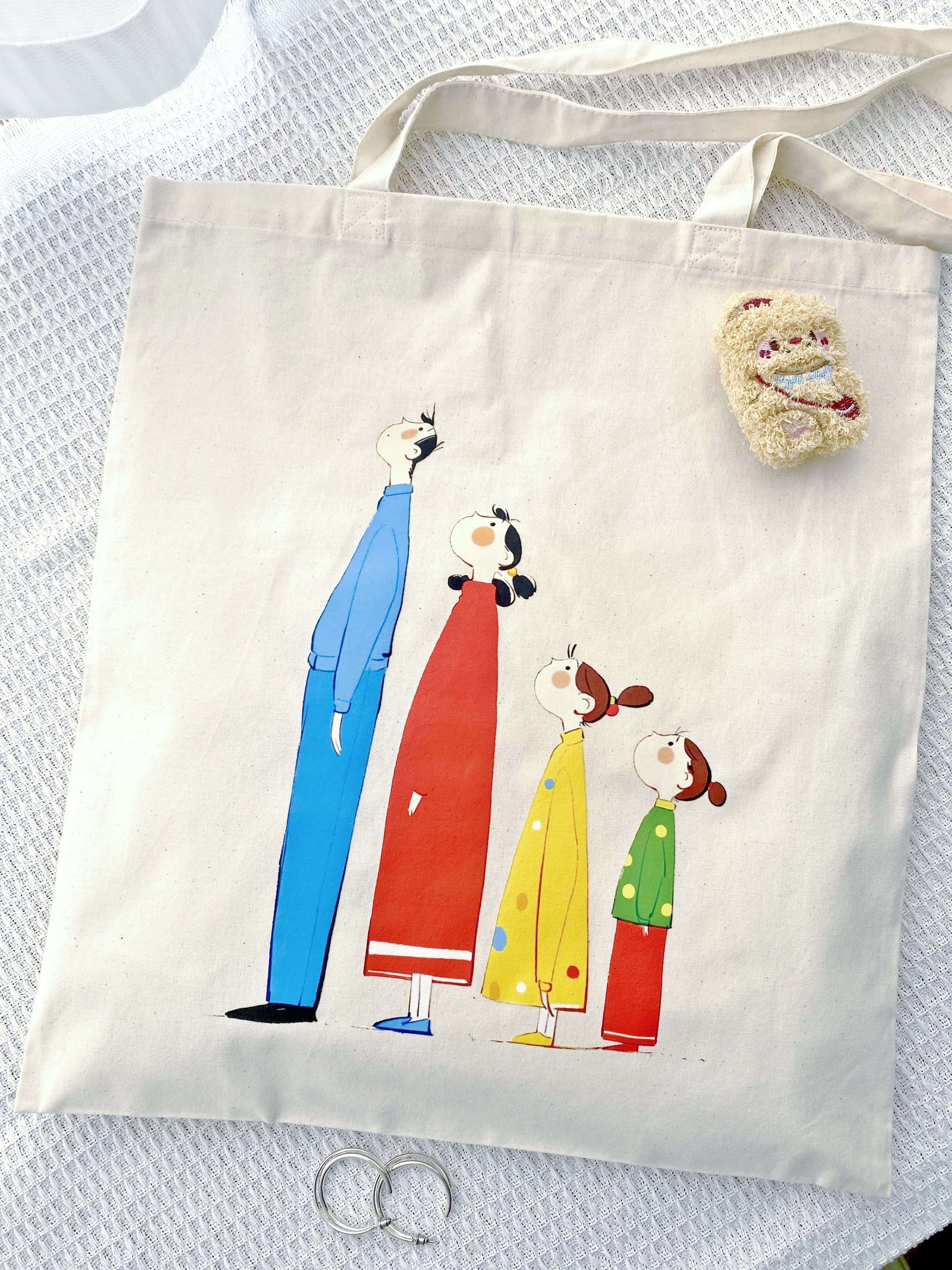 Minimalist cotton bag with warm home-inspired illustration