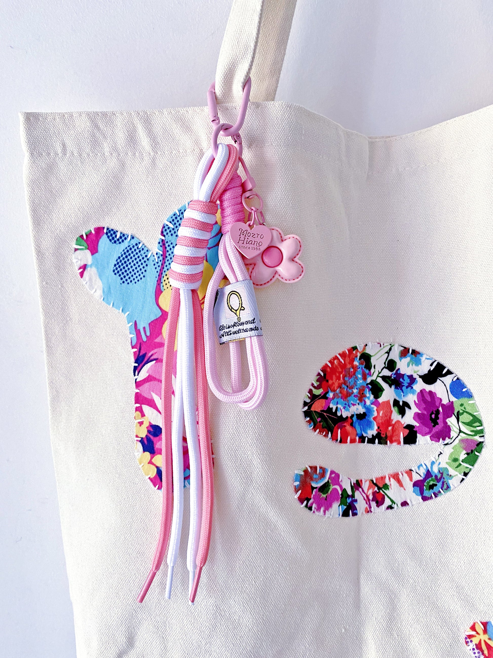 A better choice for daily errands using a foldable bag that respects the planet.