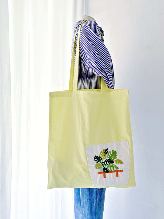 Ultra-lightweight yellow cotton bag for European summer markets, spacious enough for all your fresh produce.
