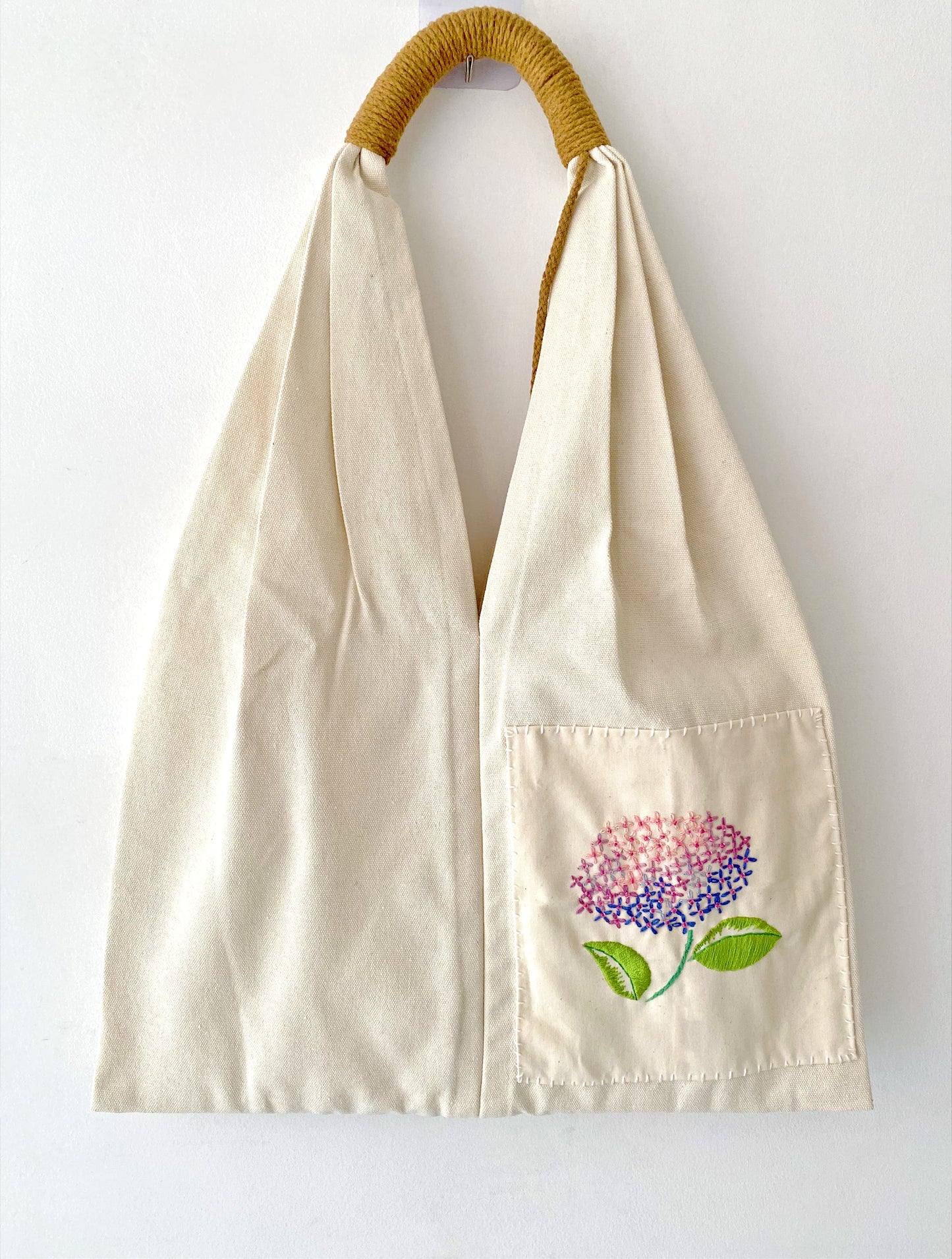 Spacious, sustainable canvas bag with floral embroidery for women.