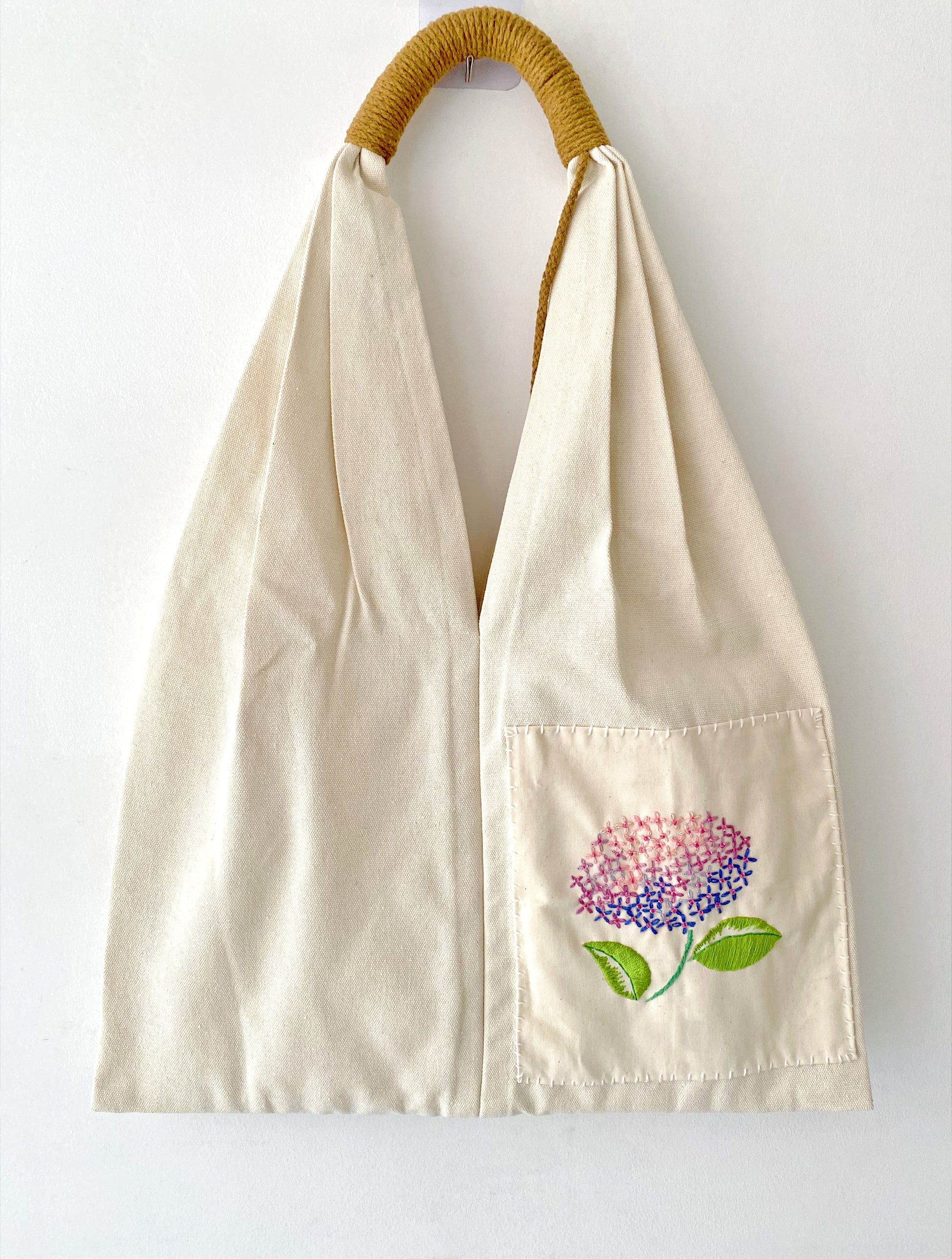 Spacious, sustainable canvas bag with floral embroidery for women.