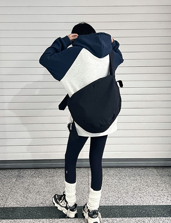 Lightweight shoulder bag for daily essentials