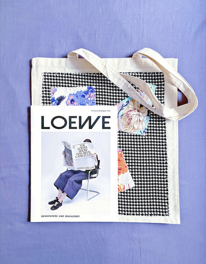 Patchwork-decorated cotton tote bag people use for markets, books, or travel when they want lightness without sacrificing character.