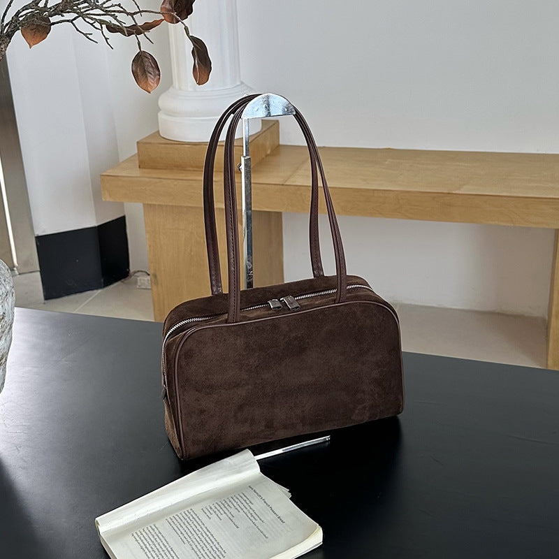 Everyday carry bag with clean appearance