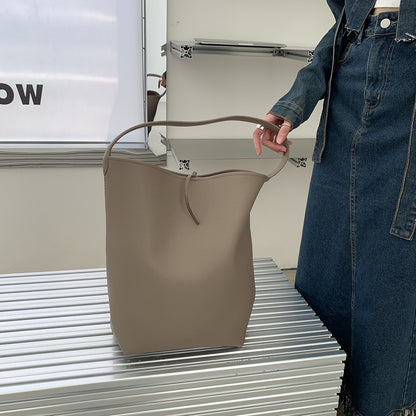 Minimalist shoulder purse with a roomy design