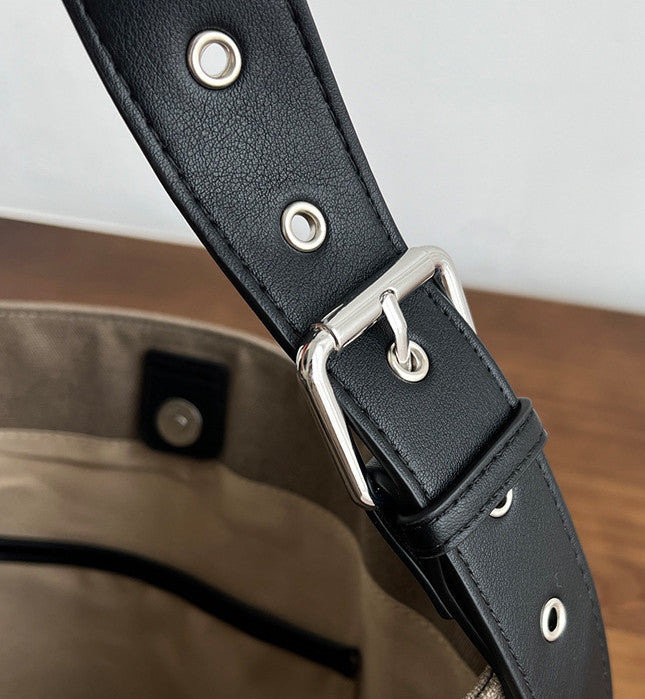 Shoulder bag suited to relaxed weekends and local errands
