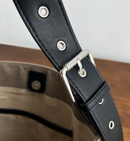 Shoulder bag suited to relaxed weekends and local errands