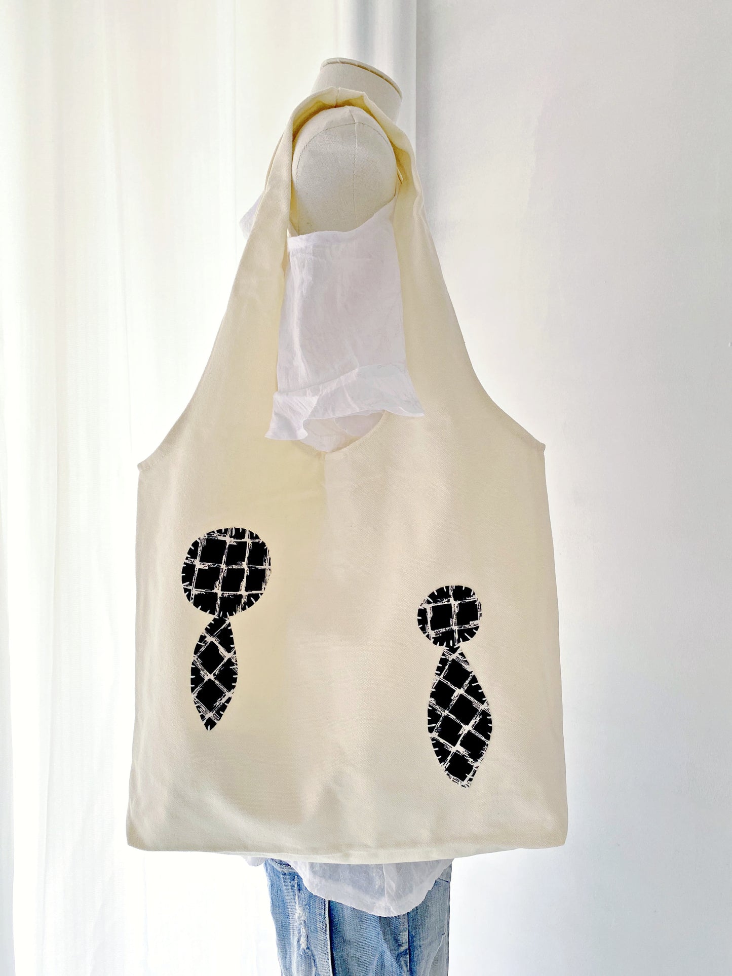 Reusable shopping bag with artistic design
