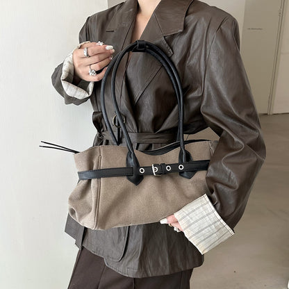 A closer look at the bag's handles and construction