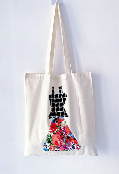 casual tote bag people carry to farmers markets and small neighborhood shops