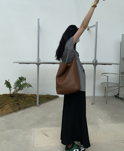 Women's shoulder bucket bag with spacious interior