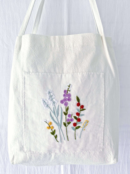 We see this bag being chosen again and again by daughters for their mothers, honoring a mutual love for natural materials and the patience of hand-applied detail.