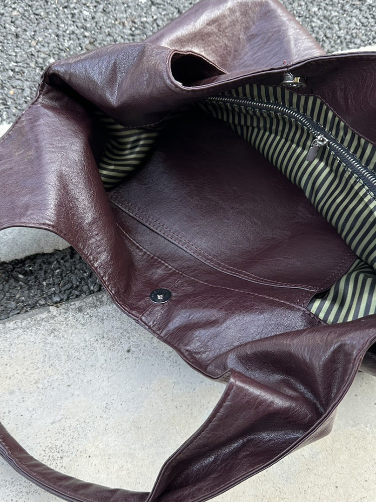 Spacious tote for weekend walks and local trips