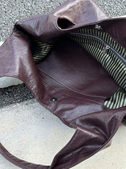 Spacious tote for weekend walks and local trips