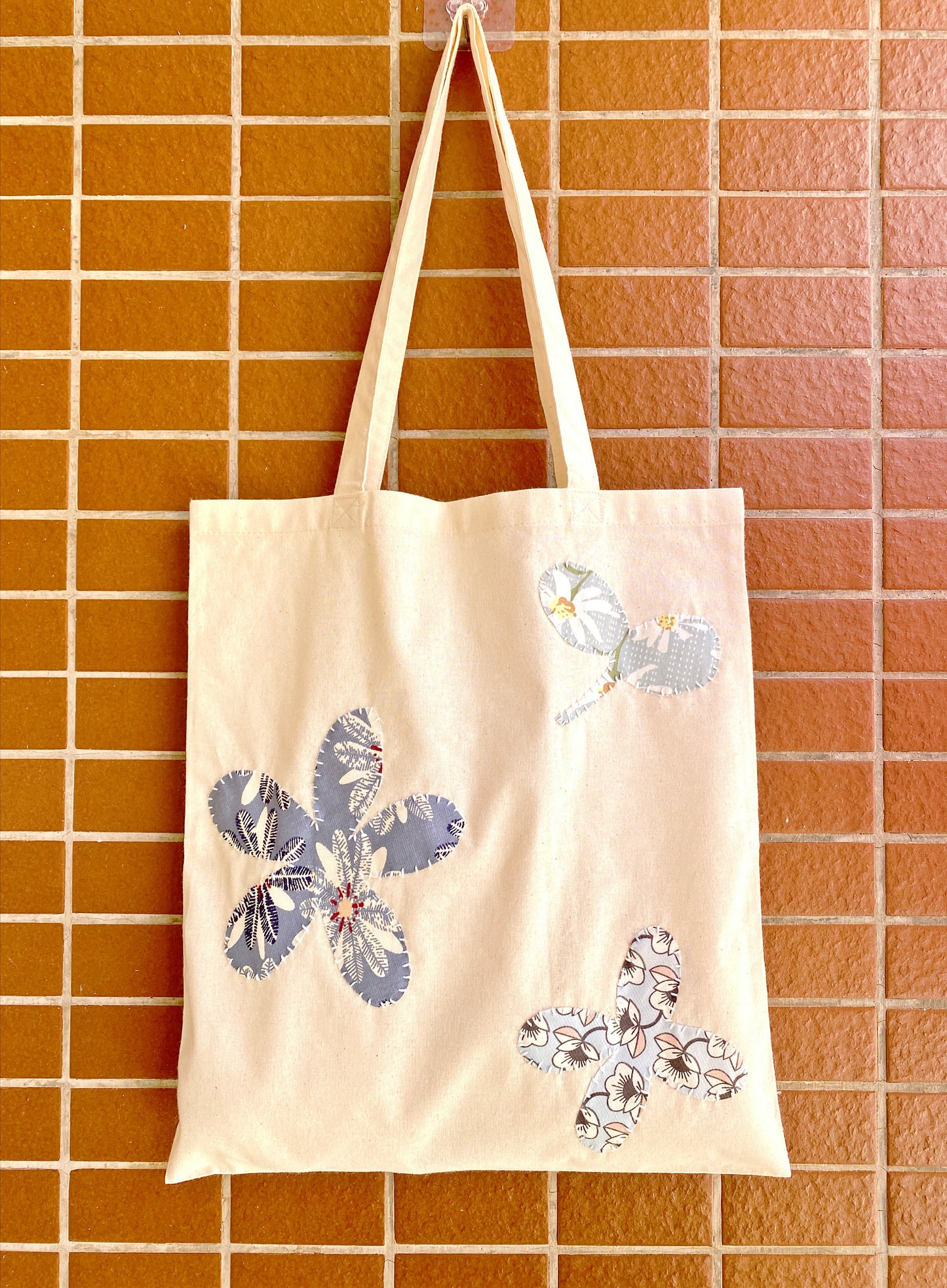 Patchwork detail cotton tote bag that blends into everyday city life, from farmers markets to cafés, without looking loud or overly styled