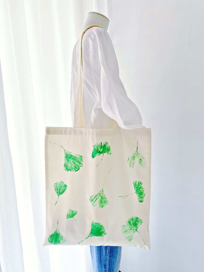 Minimalist large capacity tote, excellent for carrying art supplies or books.
