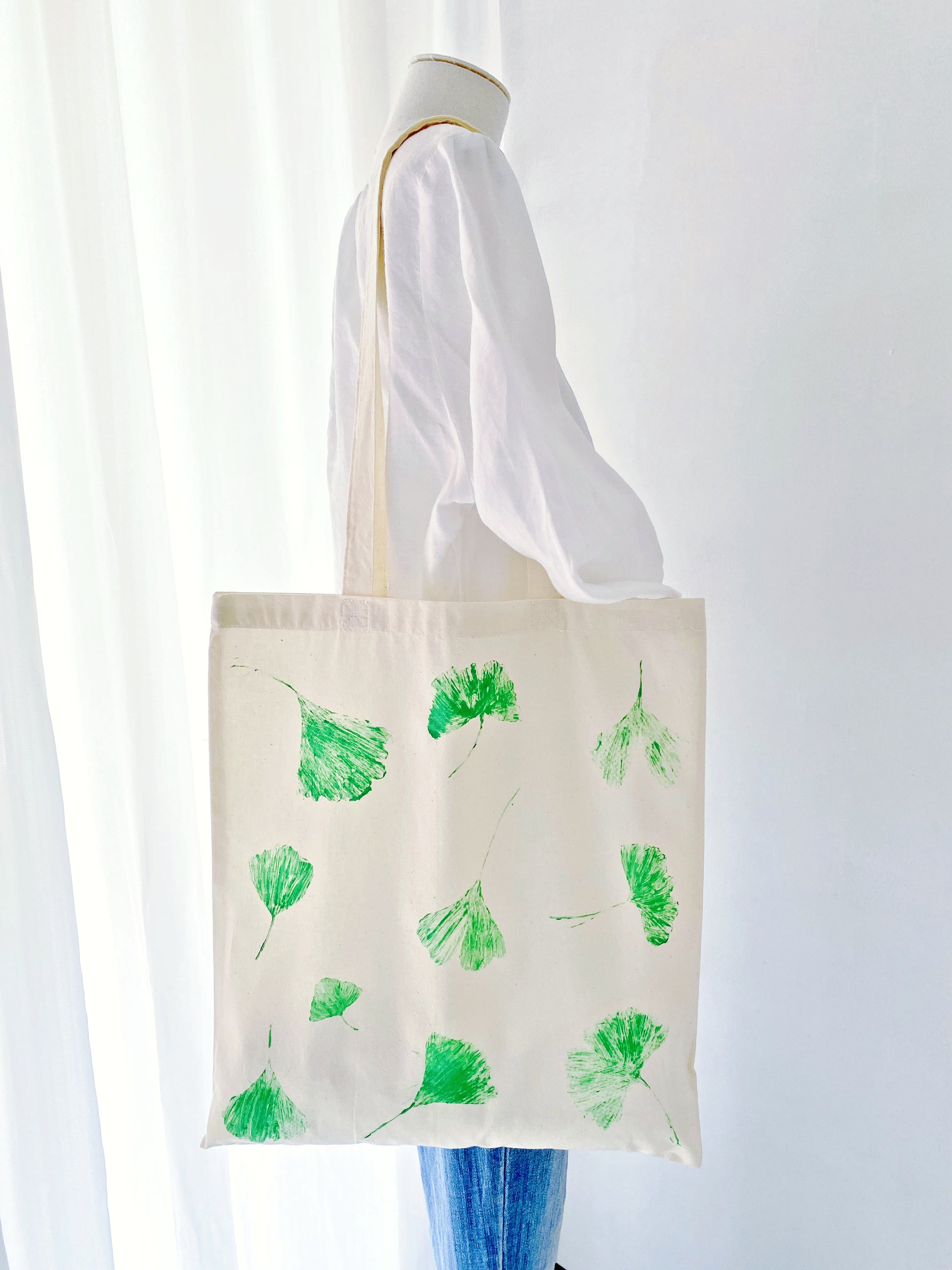 Minimalist large capacity tote, excellent for carrying art supplies or books.