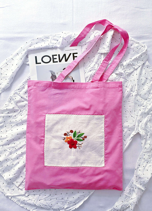 Minimalist aesthetic oversized bag paired with a linen summer outfit.