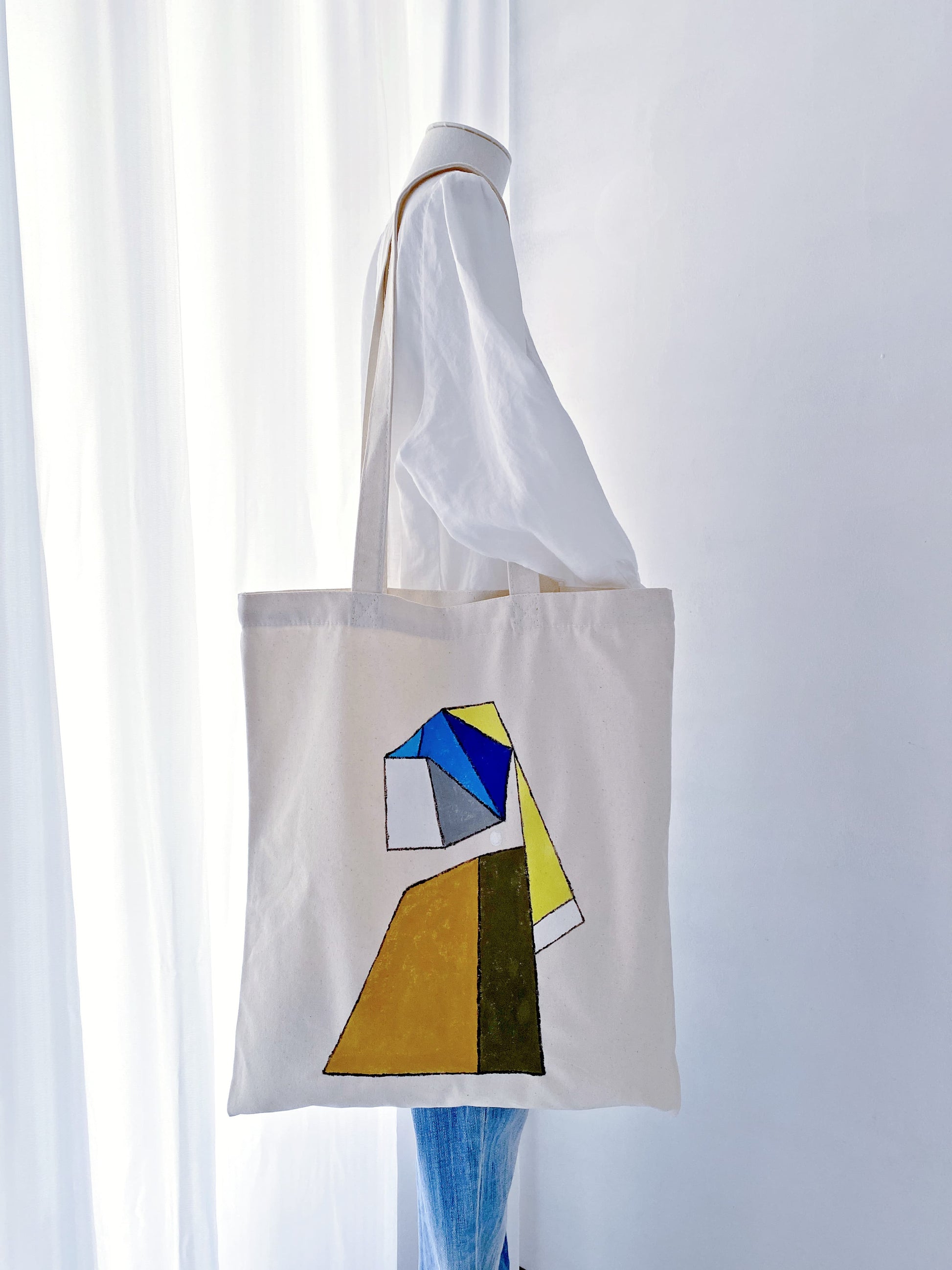 Large capacity eco-friendly shoulder bag that fits a 15-inch laptop and daily essentials.