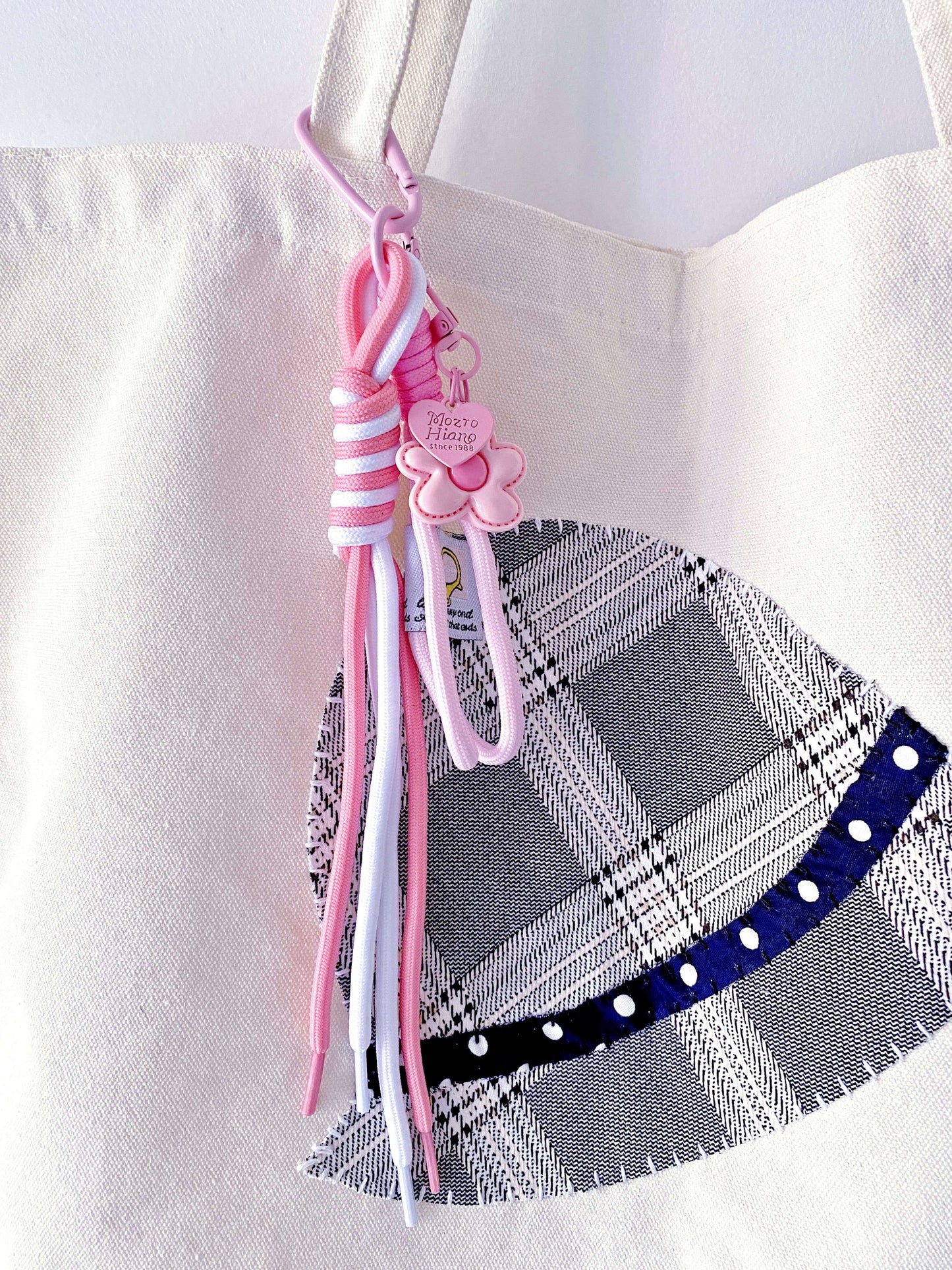 Practical foldable tote that fits perfectly into a slow and intentional daily life.