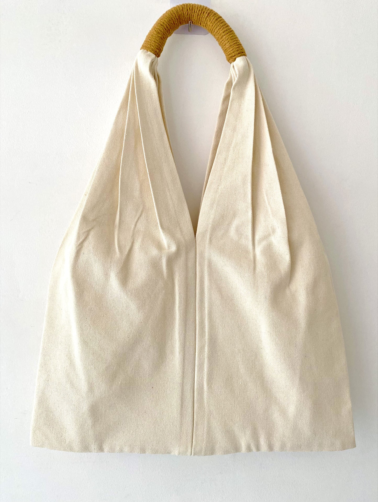 Stylish floral canvas shoulder bag for fashion-forward minimalists.