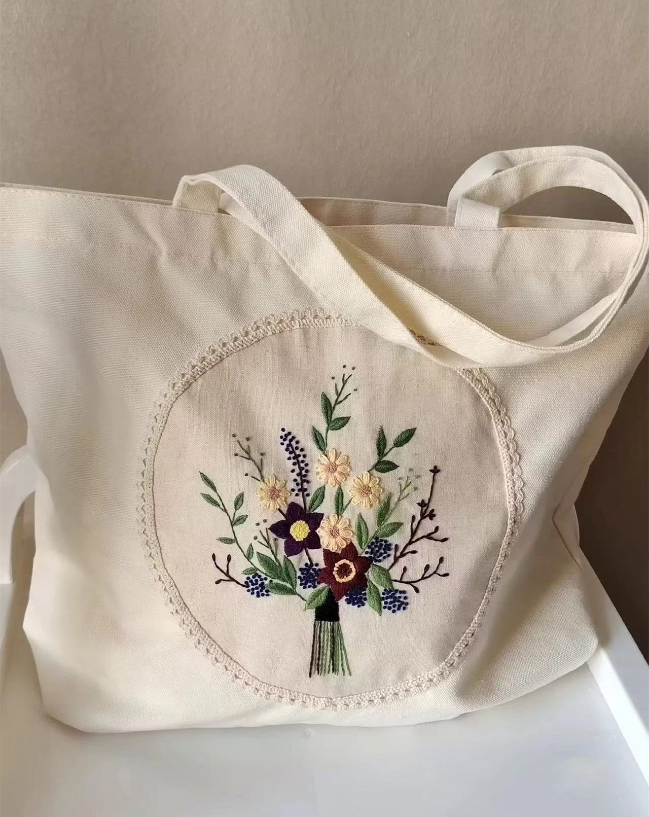 Stylish Personalized Embroidered Pattern Tote Bag with Durable Construction for Versatile Use