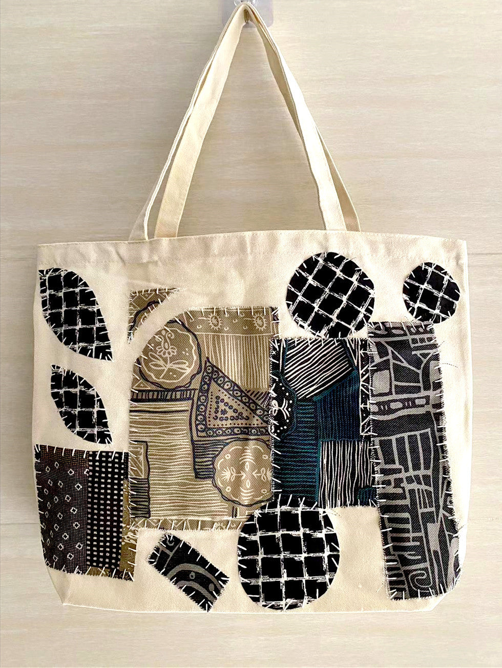 Customizable Handmade Patchwork Tote Bag in Durable Canvas for Practical and Trendy Use