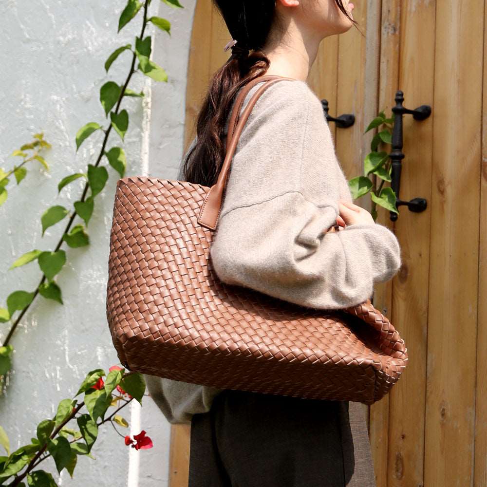 Fashionable Artisan-Made Large Capacity Shoulder Bag woyaza