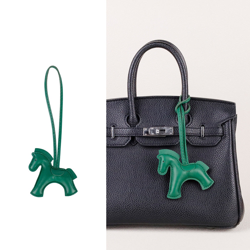 Decorative pendant suitable for tote bag handles