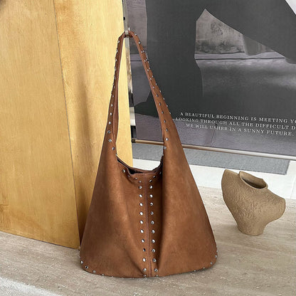 A simple carryall for errands that need a little more room.