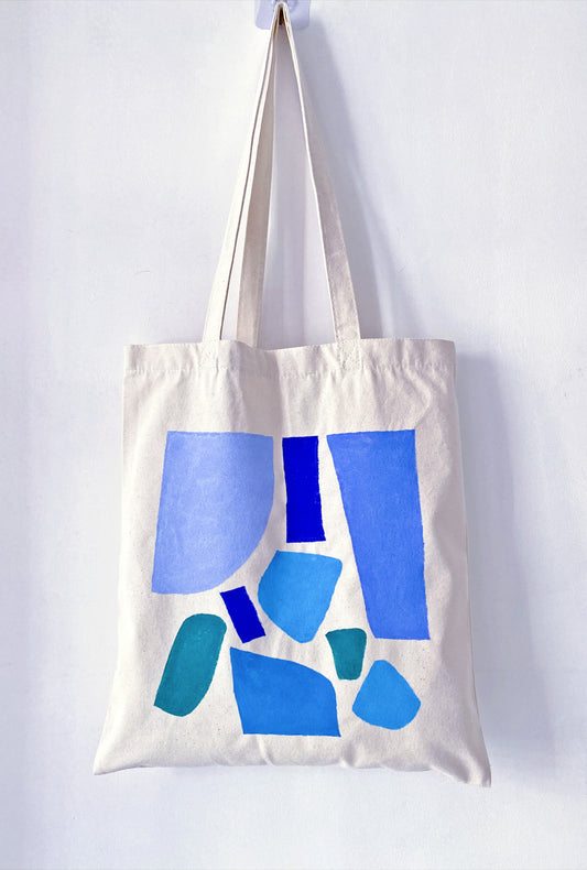 roomy canvas carryall with artistic hand sketch detail and casual outfit look