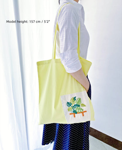 Oversized, ultra-light yellow bag perfect for eco-conscious shopping