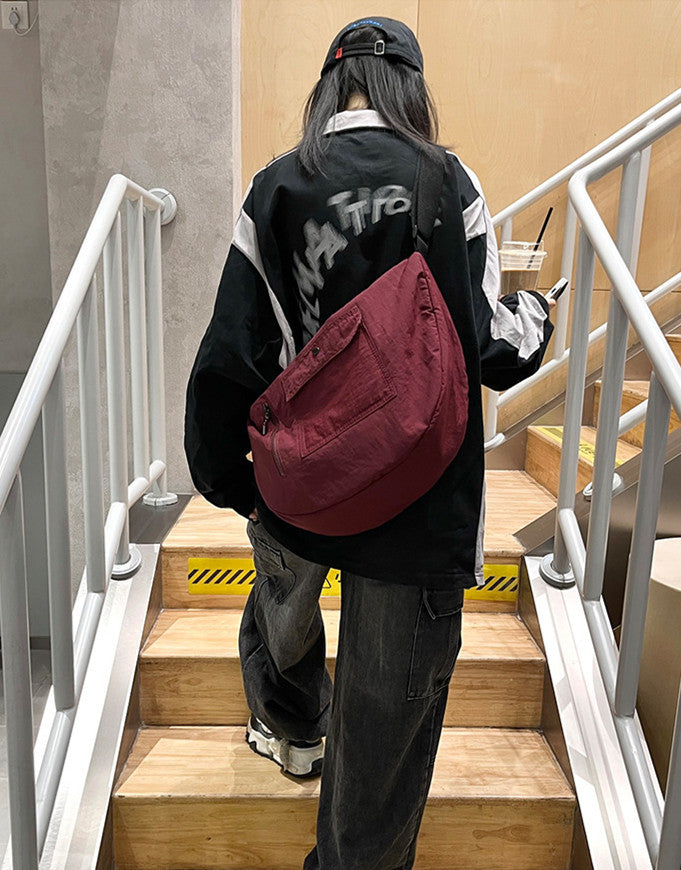 Lightweight women’s bag for travel days