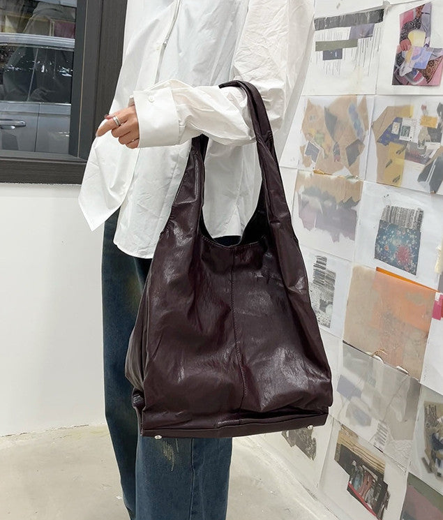 Large shoulder tote for casual days out
