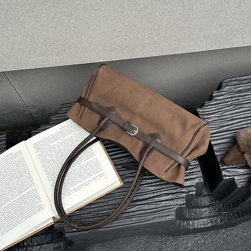 Simple women's handbag for everyday occasions