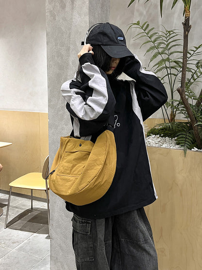 Women’s roomy shoulder bag for day trips