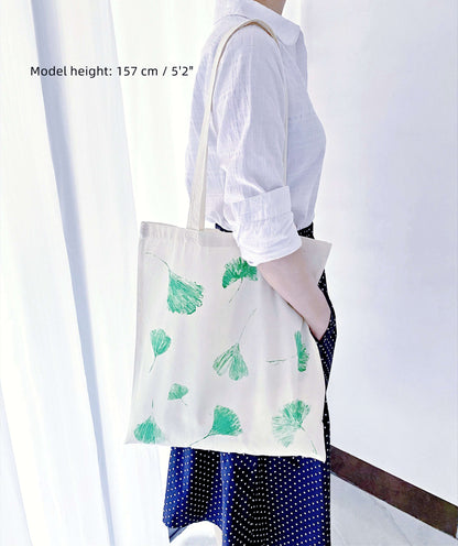 Packing light for the weekend with a roomy, airy cotton bag. The artisan ginkgo print adds a touch of nature to city trips.