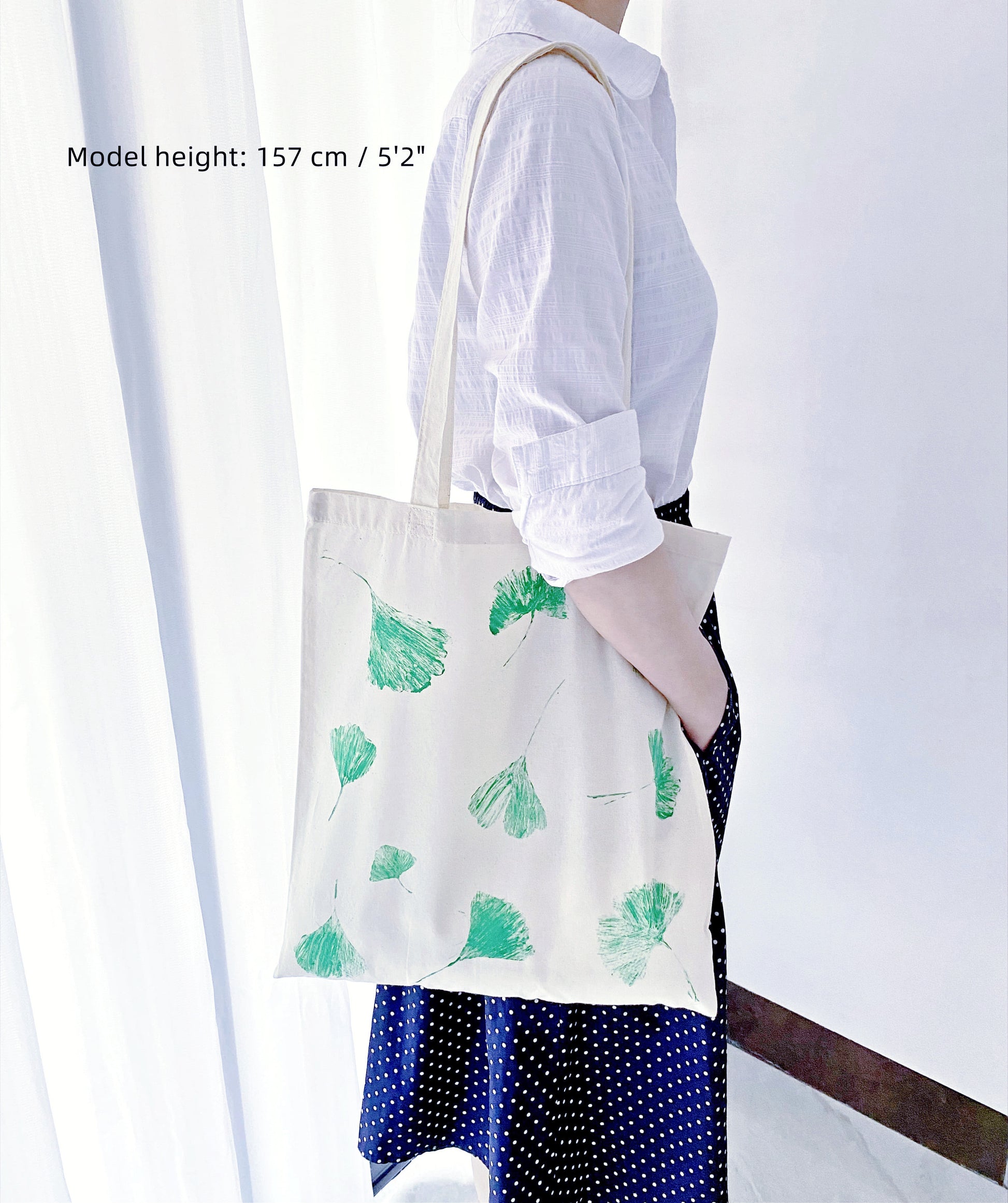 Packing light for the weekend with a roomy, airy cotton bag. The artisan ginkgo print adds a touch of nature to city trips.