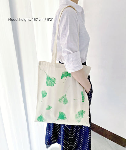 Minimalist large capacity tote, excellent for carrying art supplies or books.