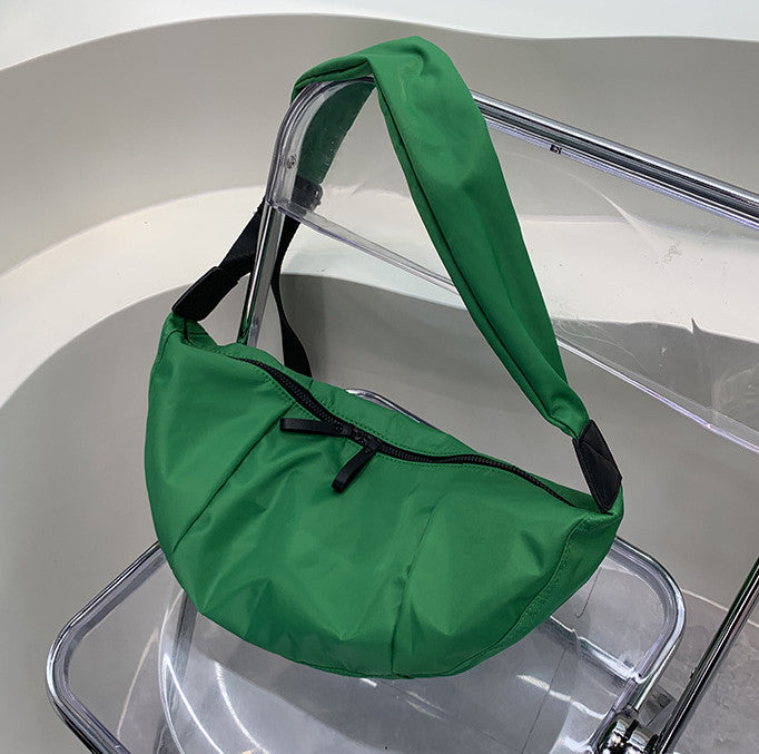 Simple crescent purse for relaxed daily outings