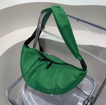 Simple crescent purse for relaxed daily outings