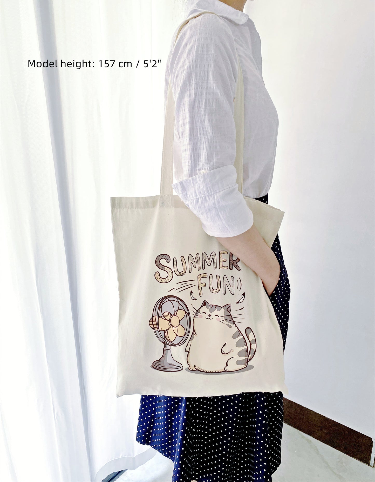 Lightweight and large capacity tote for books, perfect for university students or slow-living readers.