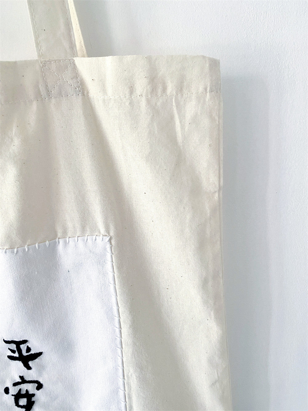 cotton shoulder bag with subtle artistic character details