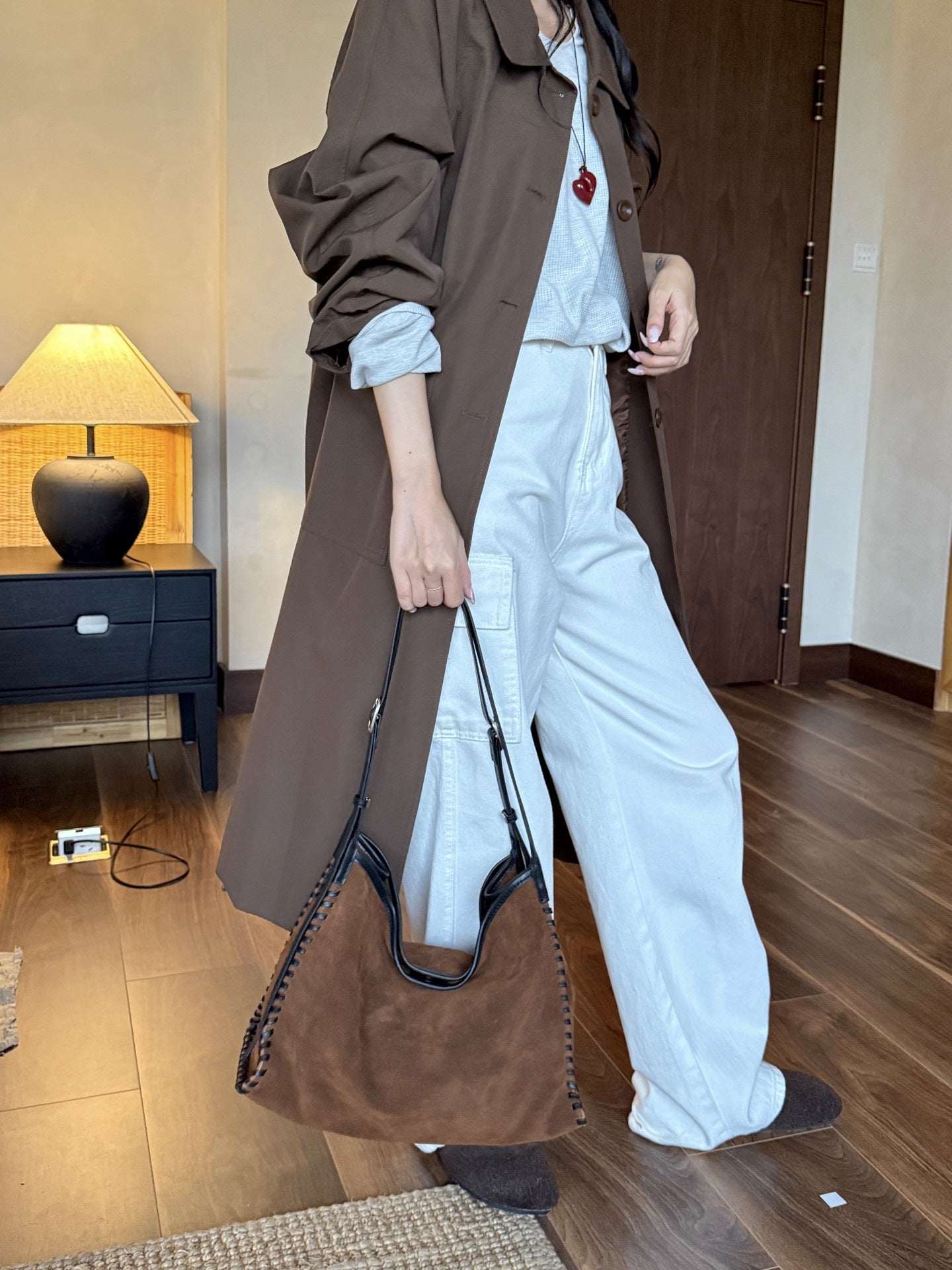 versatile women’s leather tote bag with hand-carry and shoulder strap design