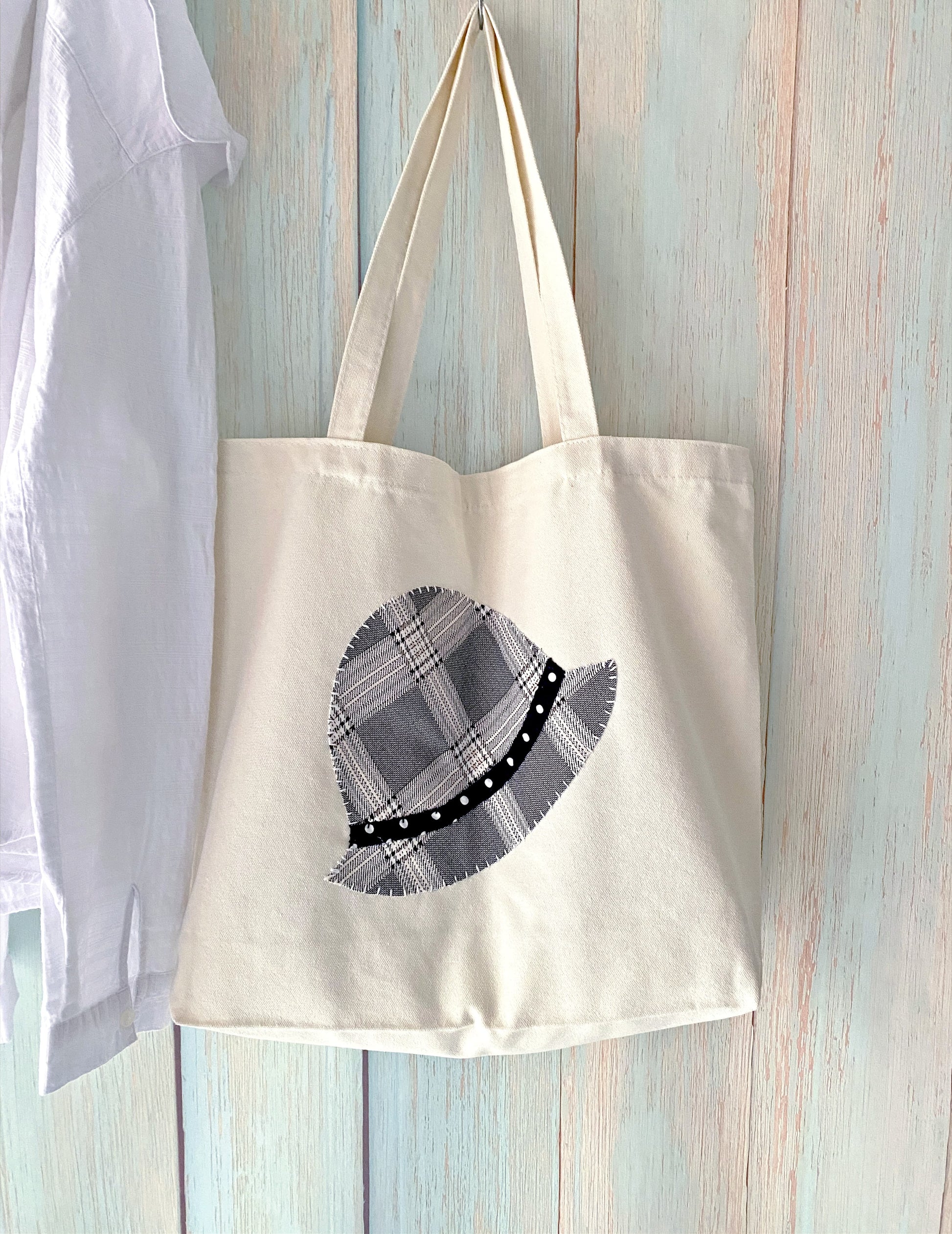 minimal tote bag with artistic touches for everyday use