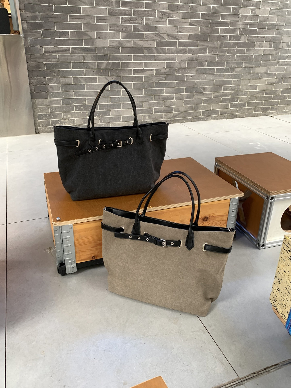 Fashion canvas tote bag with practical pouch organization