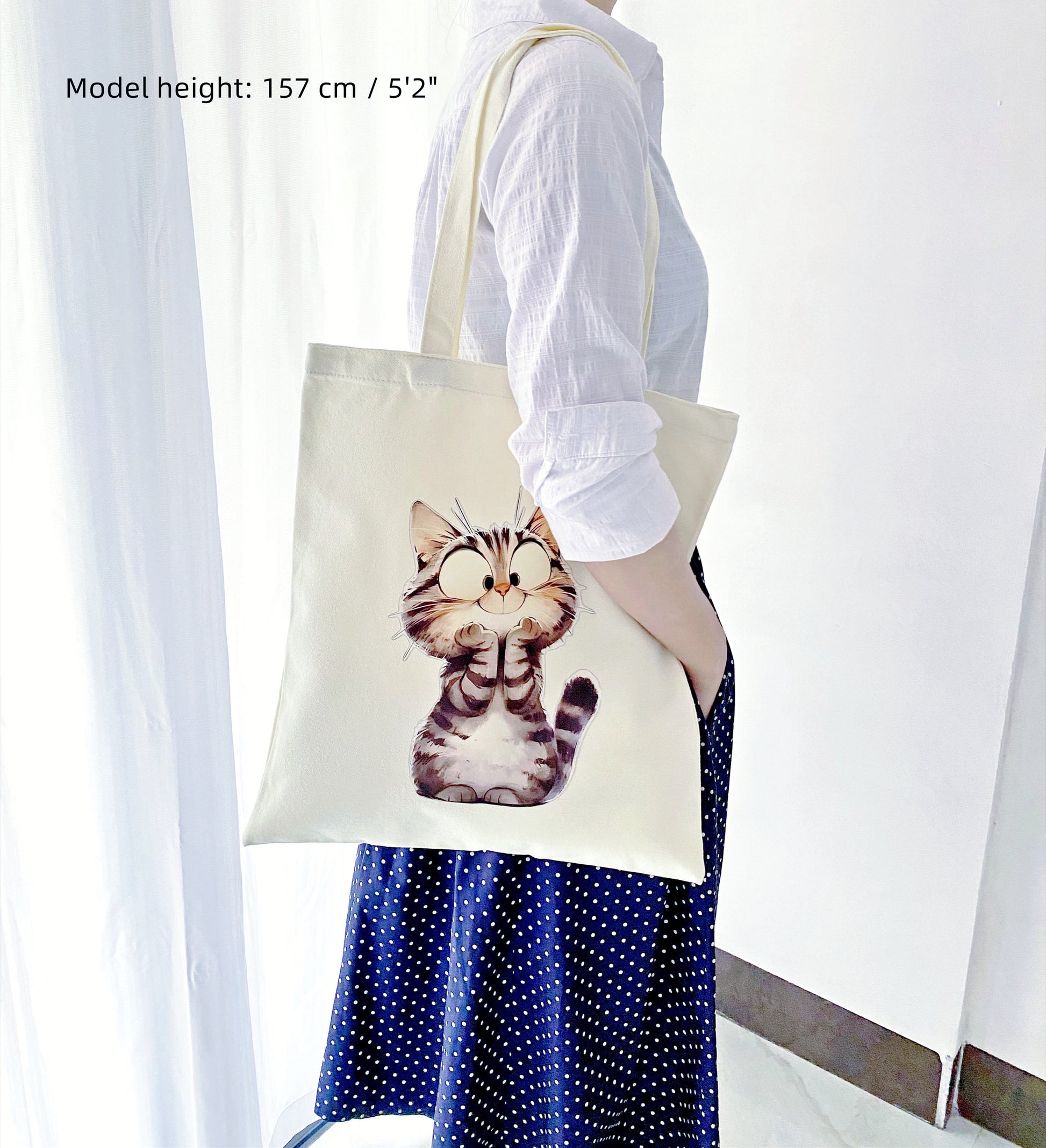 Minimal canvas shopping bag featuring a playful cat illustration